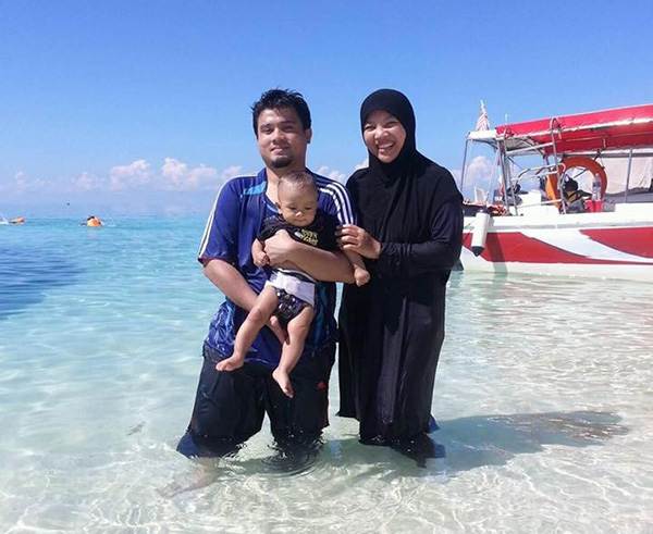 Dr. Nida Fatin Binti Mat Asis with her husband and child.