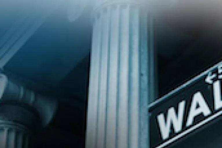  A Wall St. sign against a white collumed building. The sign has the number 55 and an arrow point to the left. 